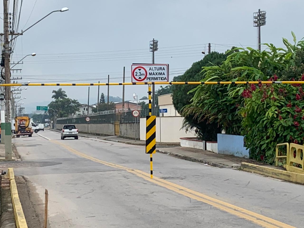 Ponte da Rua Itajaí recebeu sinalização limitando a passagem de veículos Ponte da Rua Itajaí recebeu sinalização limitando a passagem de veículos