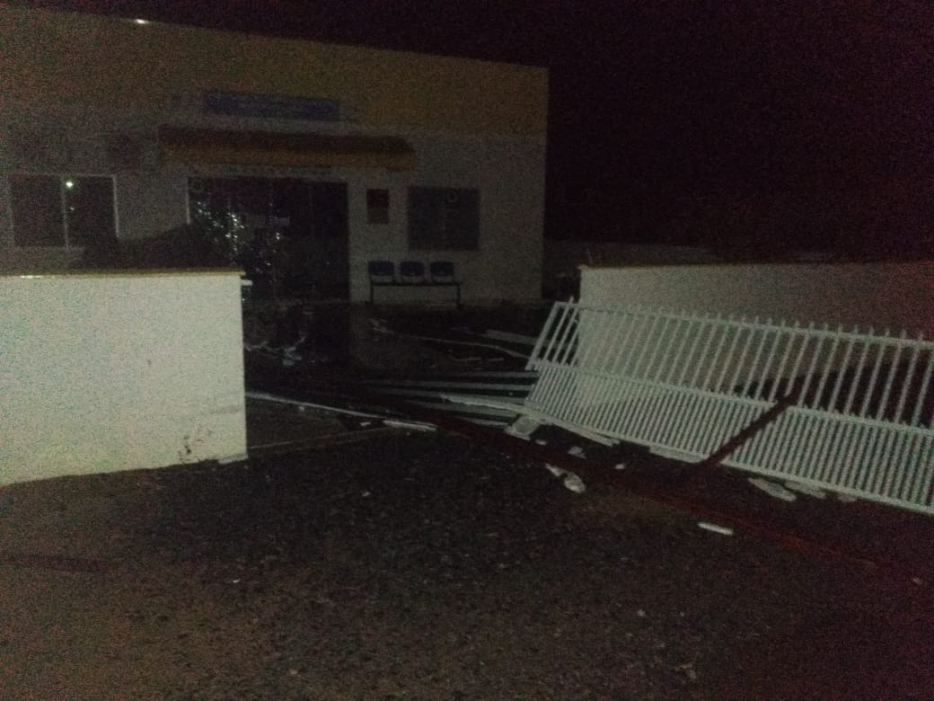 Posto de saúde em Gaspar teve portão arrancado Posto de saúde em Gaspar teve portão arrancado
