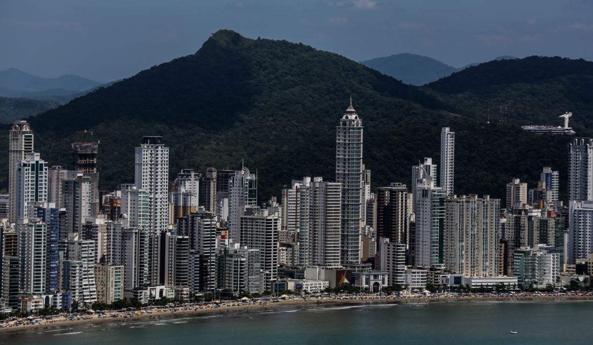 Prédios na orla de Balneário Camboriú