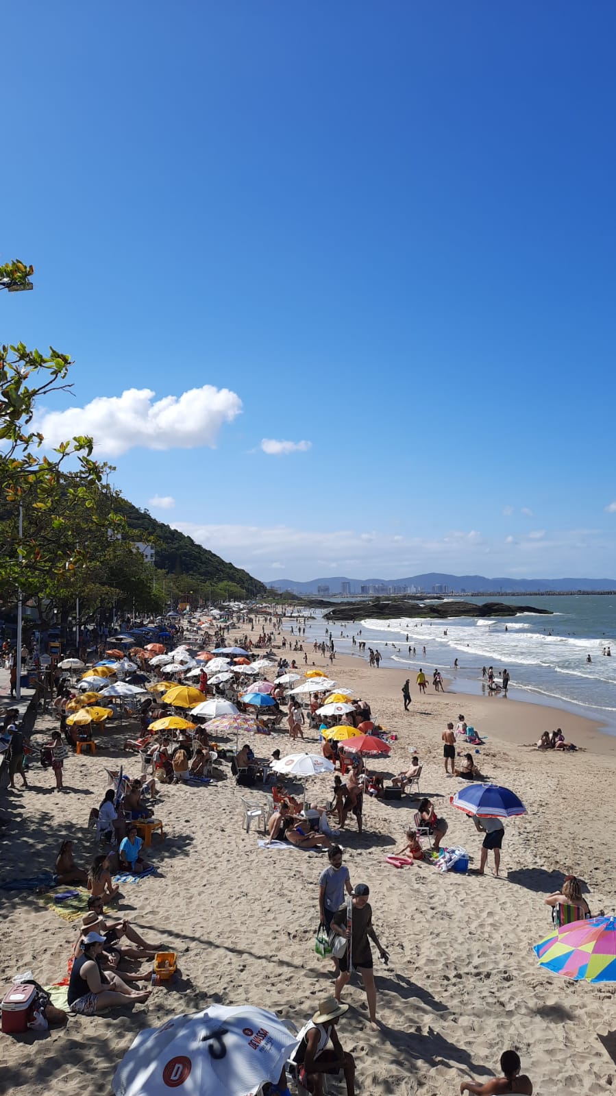 Praia das Cabeçudas, em Itajaí, neste feriado de Proclamação da República