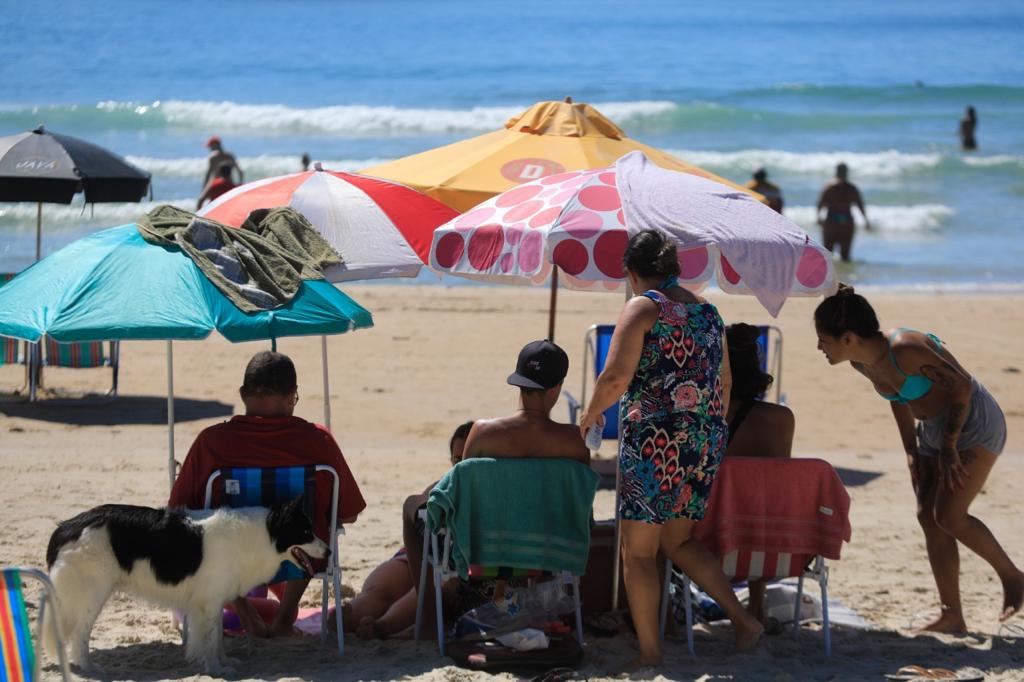Florianópolis volta atrás e permite permanência em praias até as 18h Florianópolis volta atrás e permite permanência em praias até as 18h