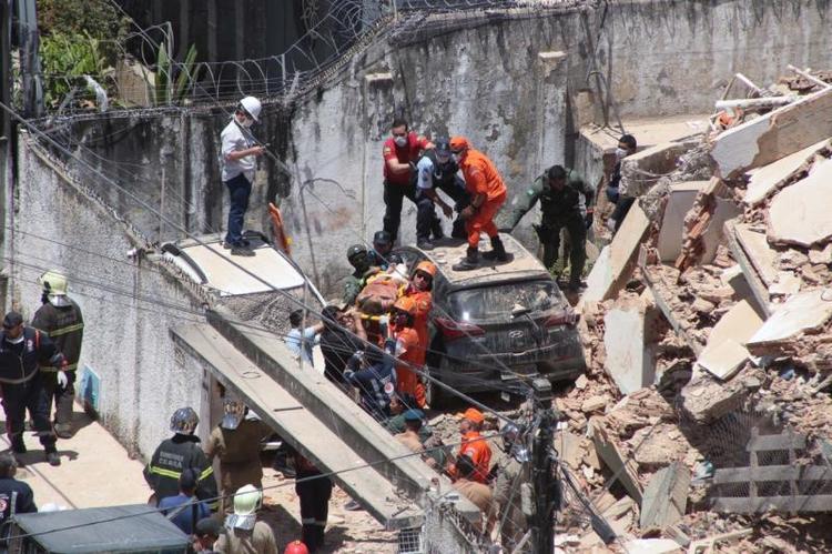 Equipes trabalham nos escombros do prédio que desabou no Ceará Equipes trabalham nos escombros do prédio que desabou no Ceará