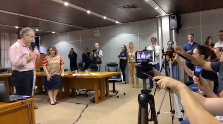 Primeira live sobre o coronavírus, em 13 de março: Salão Nobre da prefeitura cheio e apenas quatro casos suspeitos na cidade Primeira live do coronavírus em Blumenau