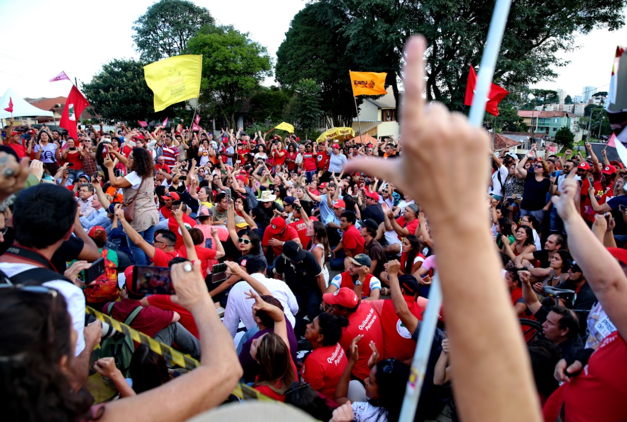 Logo após a prisão, centenas de pessoas realizaram vigília em frente a sede da PF em Curitiba Logo após a prisão, centenas de pessoas realizaram vigília em frente a sede da PF em Curitiba