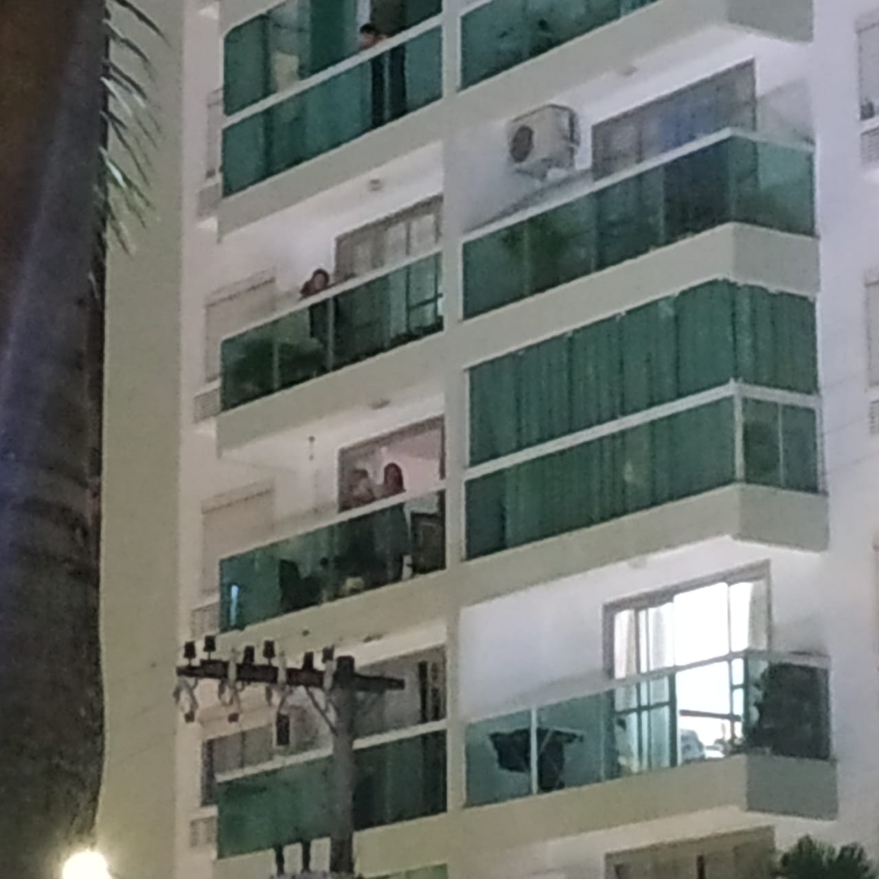 Moradores piscaram as luzes dos apartamentos para acompanhar a ação especial projeção de natal angeloni