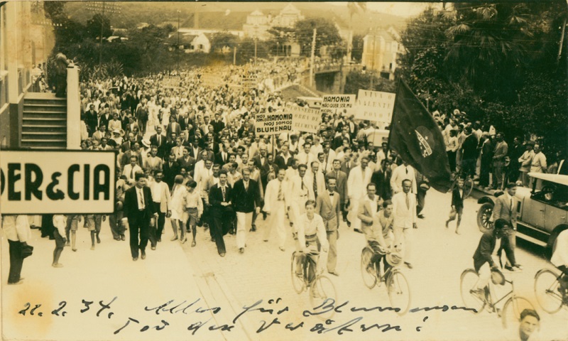 Em 1934, moradores usaram a Rua XV para se mobilizar contra um decreto que desmembrava o território de Blumenau Em 1934, moradores usaram a Rua XV para se mobilizar contra um decreto que desmembrava o território de Blumenau
