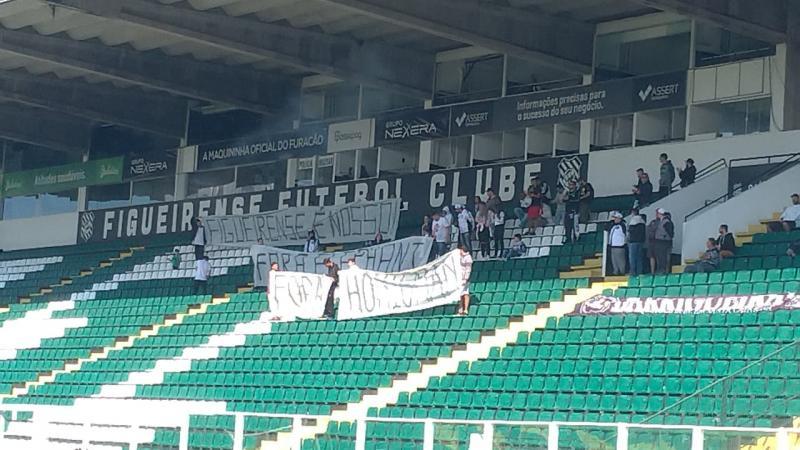 Torcida do Figueirense protesta no Orlando Scarpelli e pede saída de Cláudio Honigman e da empresa Elephant treino protesto