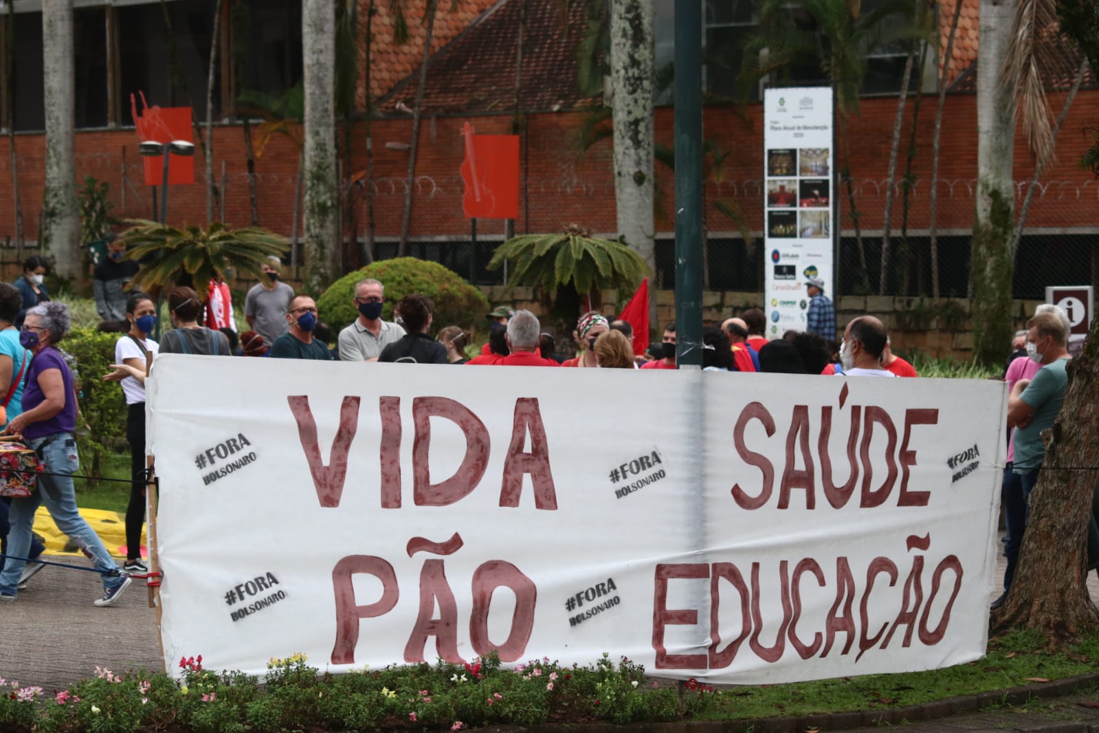 Grupo se concentrou no Centro de Blumenau para protesto