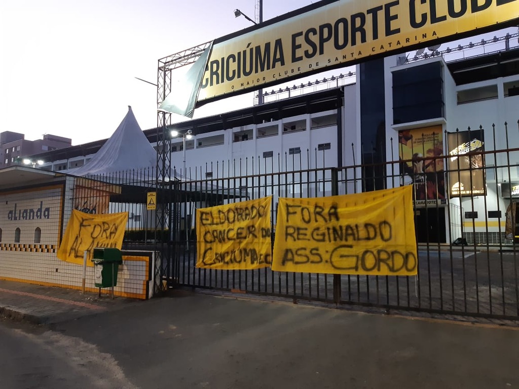 As faixas estendidas pelo torcedor no portão do estádio As faixas estendidas pelo torcedor no portão do estádio