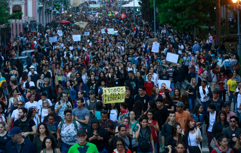 Protesto reuniu milhares de pessoas no Centro de Florianópolis Protesto contra corte na educação em Florianópolis (SC)
