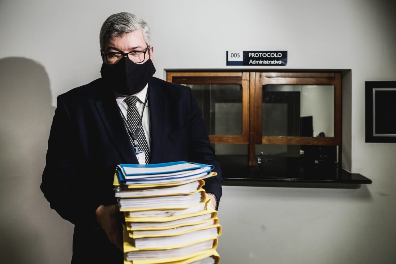 Diretor-geral Judiciário do Poder Judiciário de Santa Catarina, Maurício Walendowsky Sprícigo, recebeu a documentação do processo de impeachment Entrega impeachment