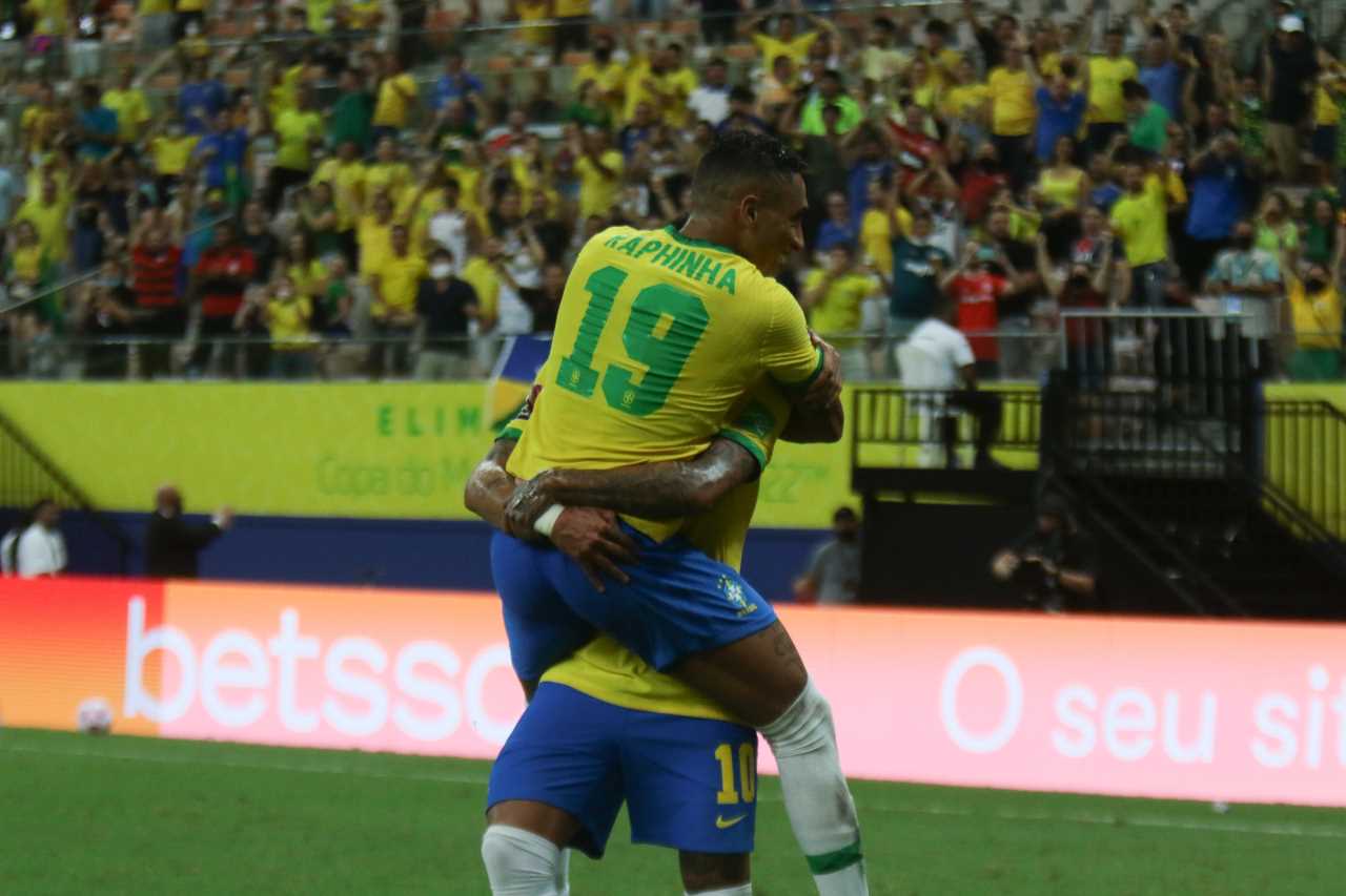 Raphinha celebra um dos gols contra o Uruguai em abraço com Neymar raphinha-selecao-brasileira-1