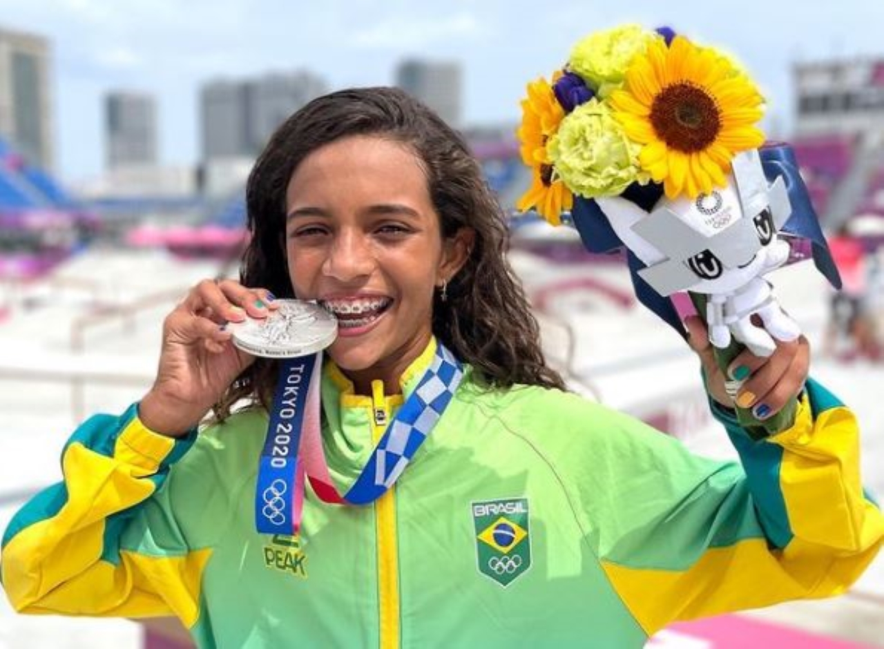 Rayssa Leal celebra com a medalha de prata em Tóquio rayssa-leal-medalha-skate