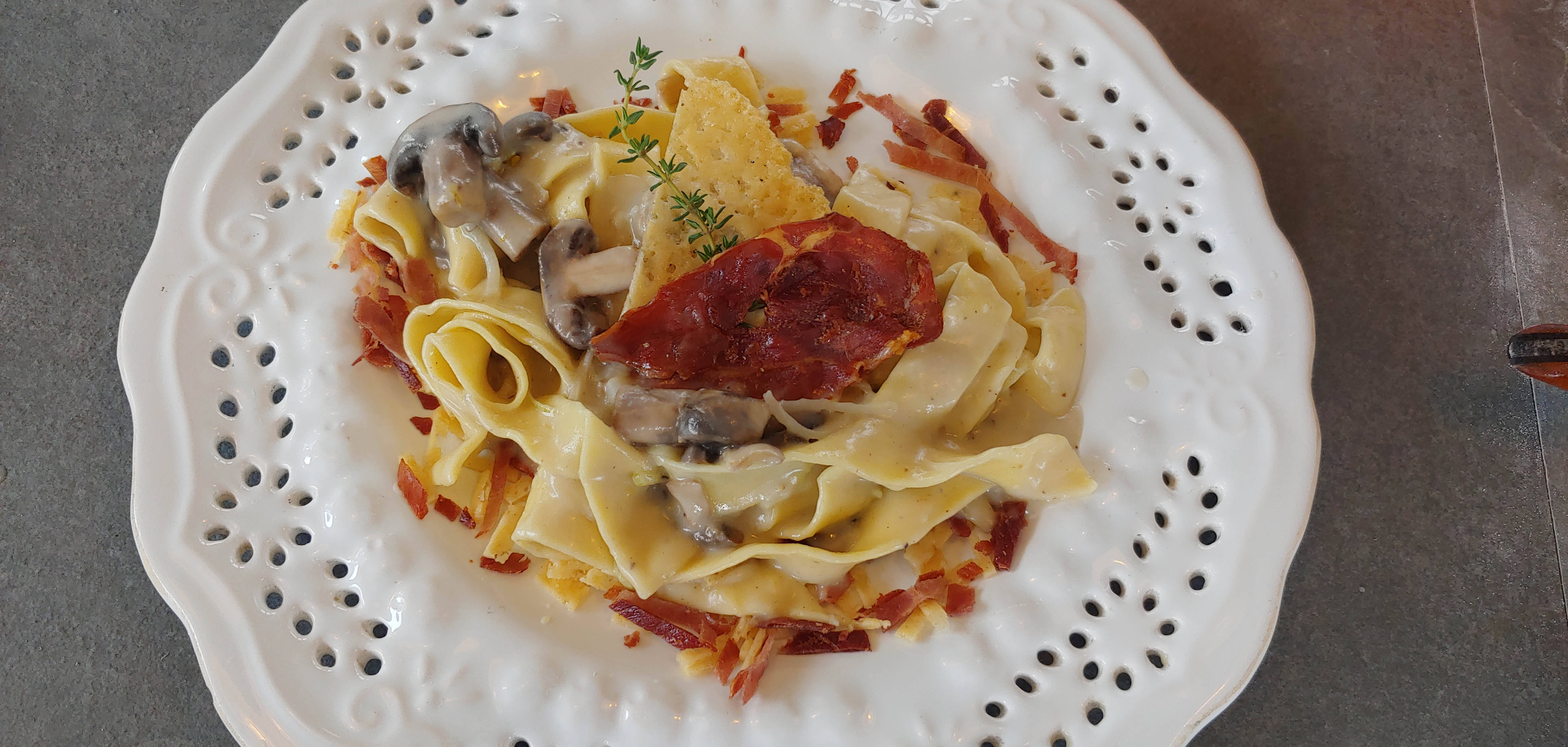 MASSA PARPADELLE AO MOLHO DE COGUMELOS DE PARIS COM TUILES Confraria Itapema