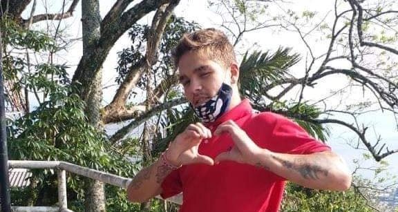 Bombeiros recolherem o corpo após o pai encontrar a mala com a cabeça do filho Bombeiros recolherem o corpo após o pai encontrar a mala com a cabeça do filho