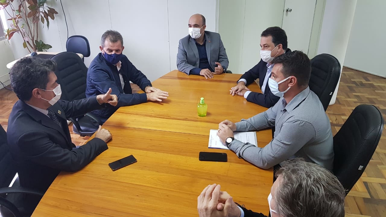 Reunião com o secretário Thiago Vieira ontem, em Florianópolis Reunião com o secretário Thiago Vieira ontem, em Florianópolis