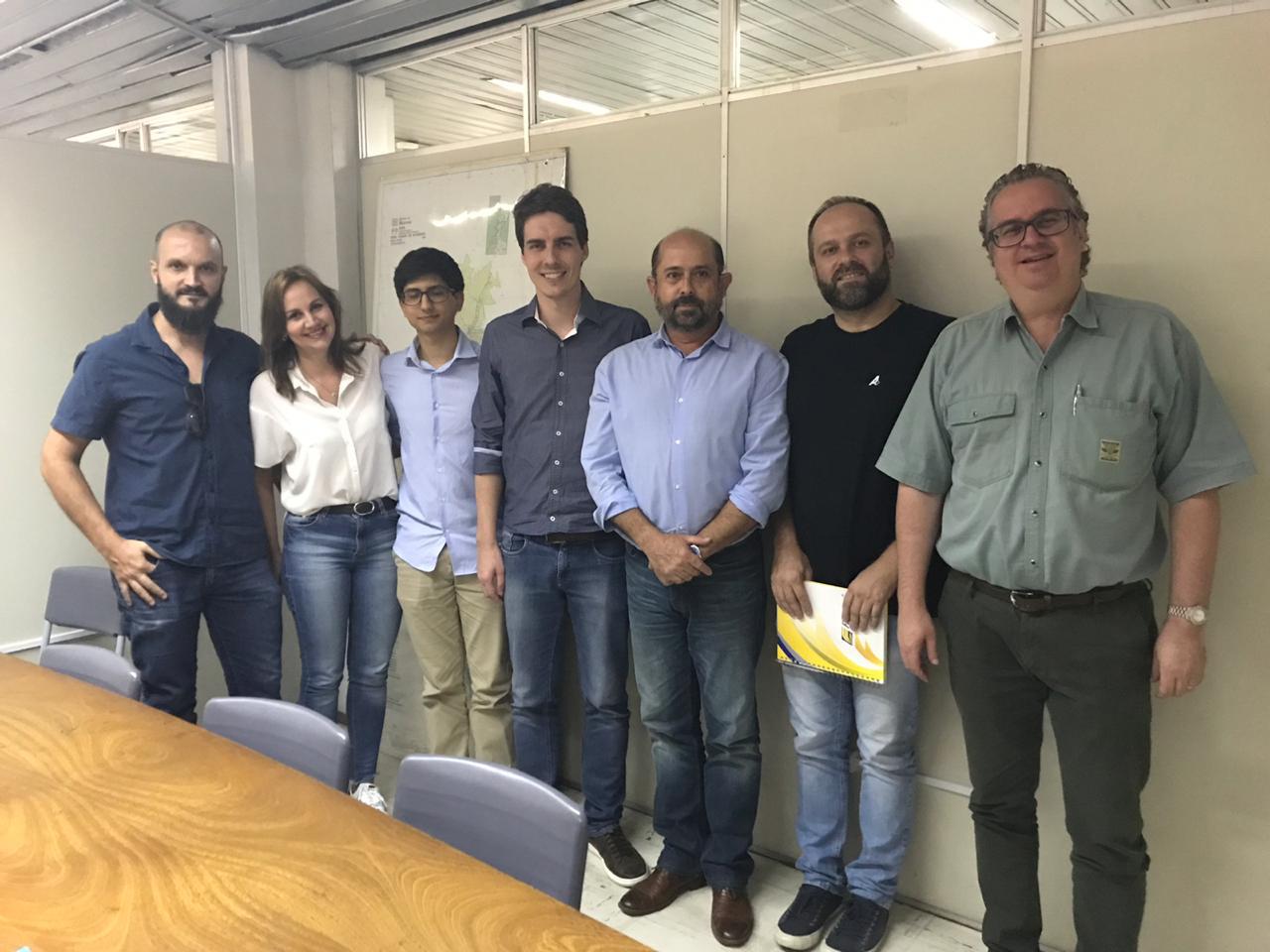 Possibilidade foi discutida em reunião nesta sexta-feira. Na foto, Tiago ao lado de Patrícia Schwanke, Victor Bohn, Rafael Boskovic, Ivo Bachmann Jr, Alessandro Salvador e Charles Schwanke Bueiro