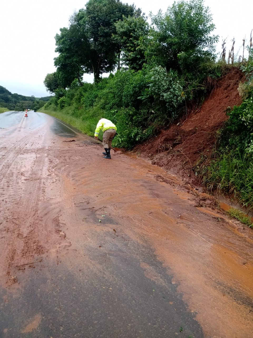 Deslizamento de terra causou transtornos na SC-480