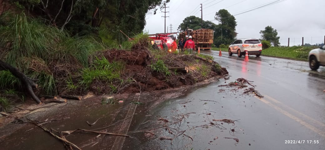 SC-350 em Caçador teve queda de barreira devido à chuva