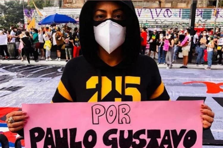 Samantha participou de protestos contra o governo Bolsonaro após a morte do amigo Paulo Gustavo Samantha participou de protestos contra o governo Bolsonaro após a morte do amigo Paulo Gustavo