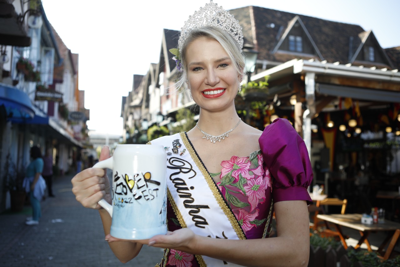 Sasha com o caneco ofical da Oktoberfest Blumenau 2022 Sasha com o caneco ofical da Oktoberfest Blumenau 2022