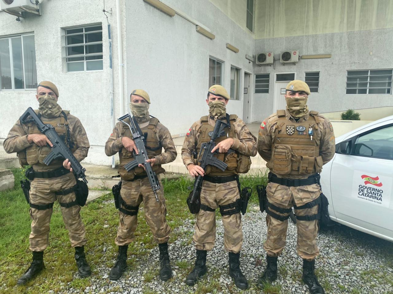 Equipe da PM no almoxarifado da secretaria de Saúde, em São José Equipe da PM no almoxarifado da secretaria de Saúde, em São José