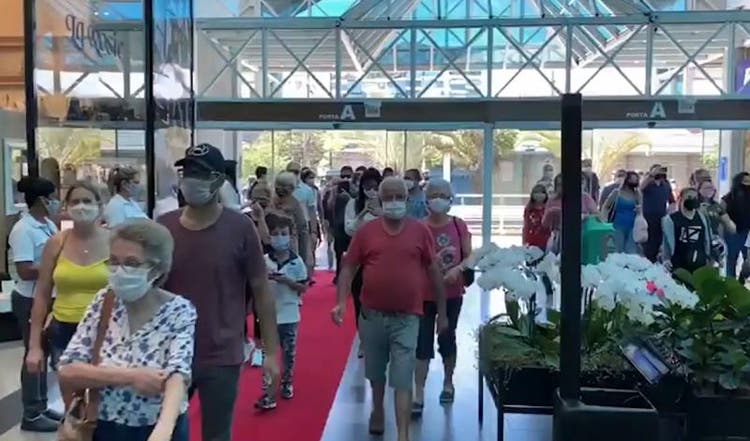 Imagem de movimento em reabertura de shopping foi exibida na reportagem do Fantástico Shopping cheio após reabertura