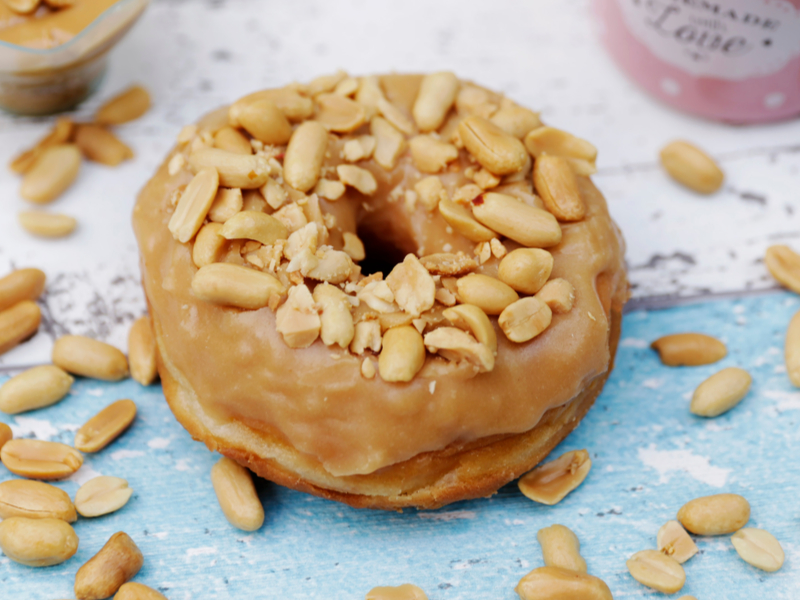 Donut de banana com amendoim Donut com pasta e pedaços de amendoim