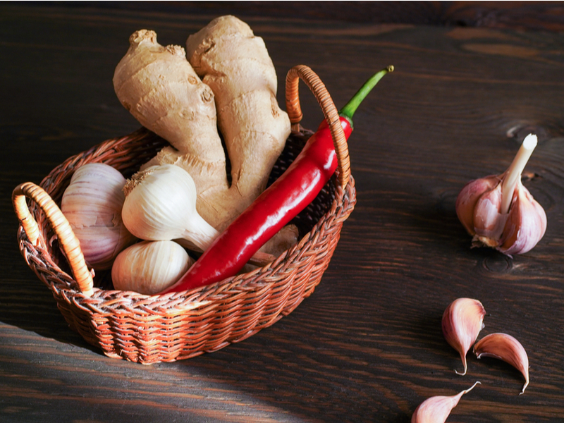 Pimenta e gengibre ajudam a queimar gordura Cesta com gengibre, pimenta e alho dentro