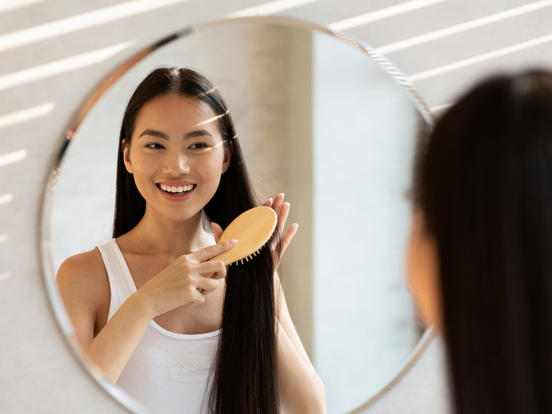 Cabelo longo não é indicado para quem trabalha com o público Mulher penteando os cabelos
