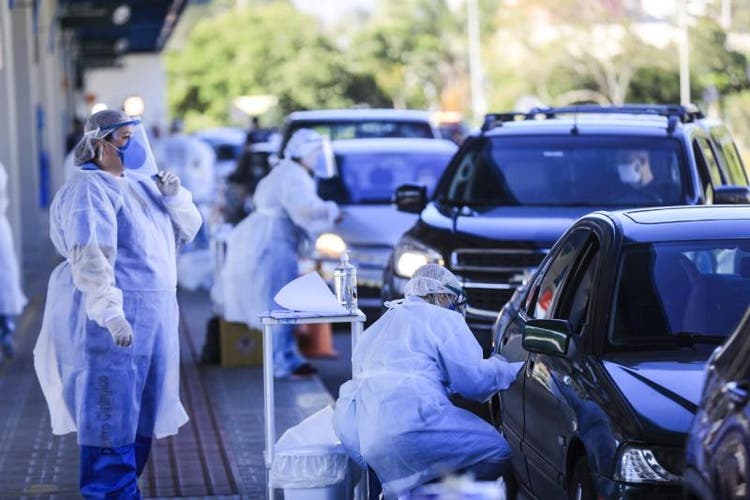 Testagem de coronavírus feita em sistema drive thru em terminal de Florianópolis
