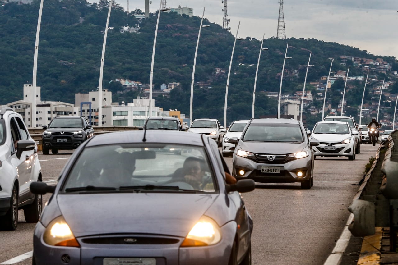 Ponte Colombo Salles, na saída da Ilha de SC trânsito