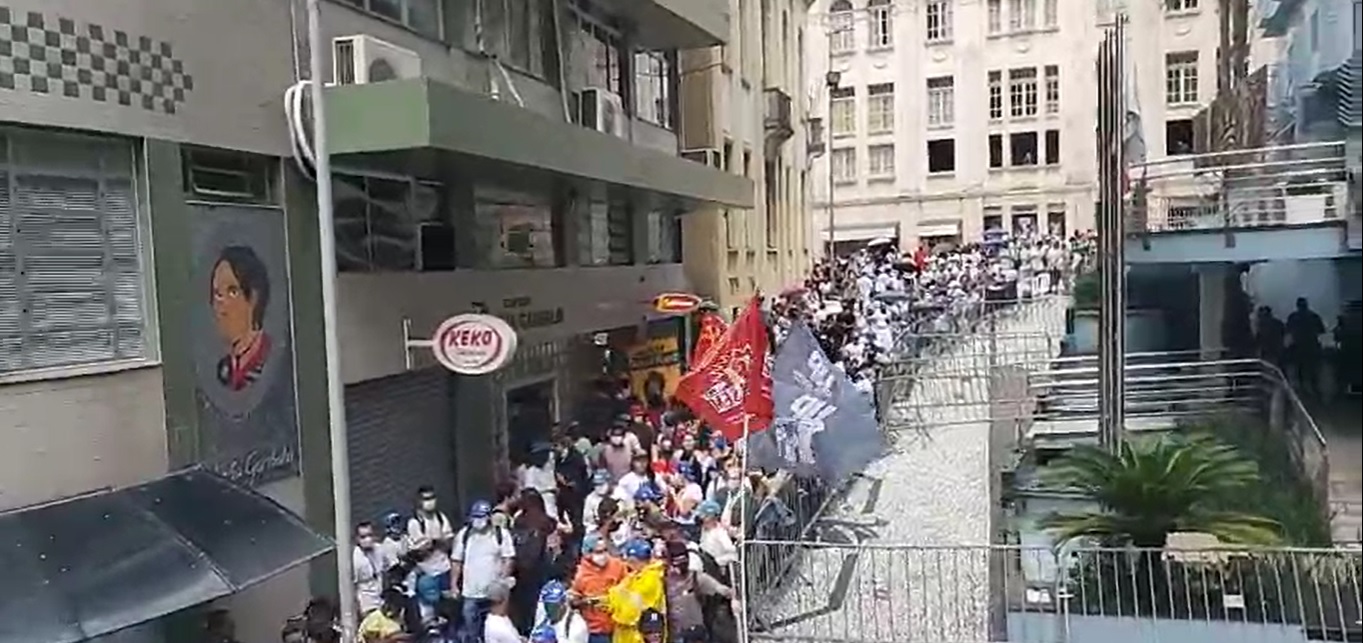 Trabalhadores da Comcap se menisfestam do lado de fora da Câmara Trabalhadores da Comcap se menisfestam do lado de fora da Câmara