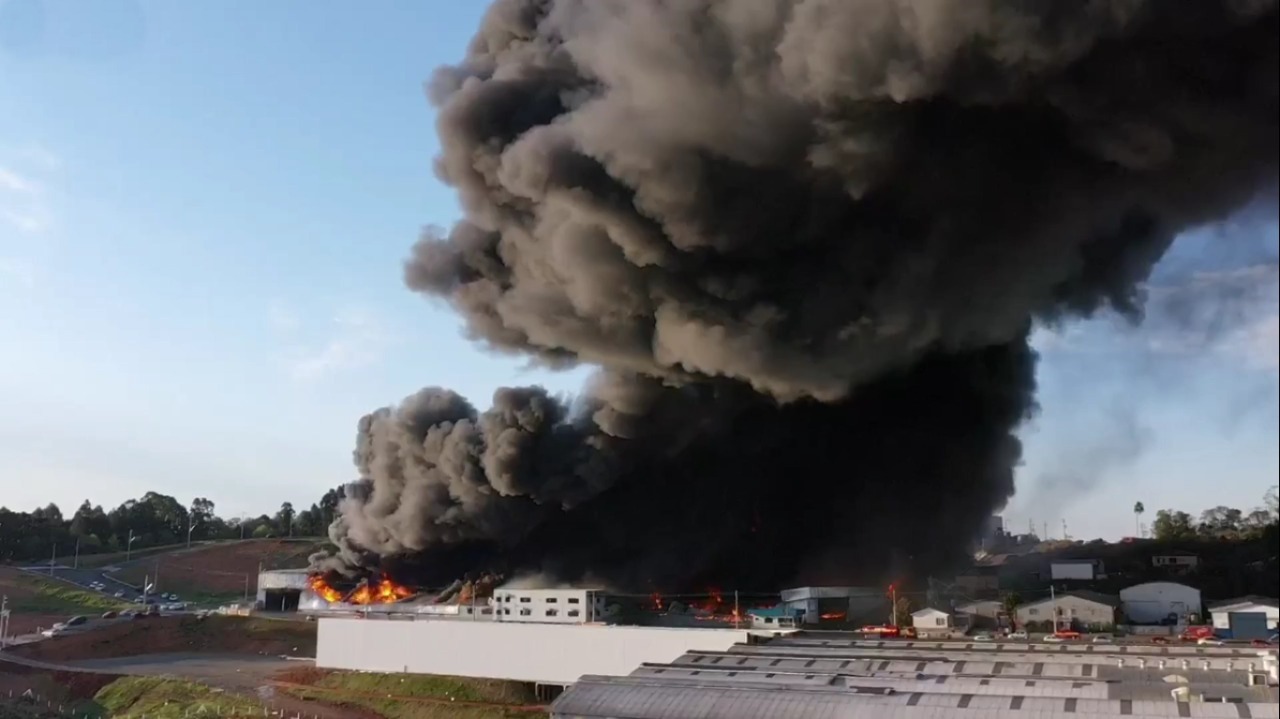 Ainda não se sabe o que causou as chamas na indústria  Ainda não se sabe o que causou as chamas na indústria
