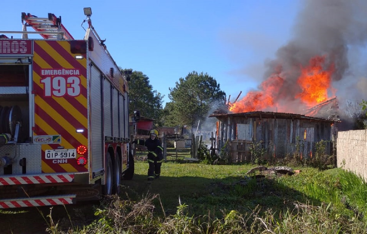 Casa incendiada após homicídio em Três Barras Casa incendiada após homicídio em Três Barras