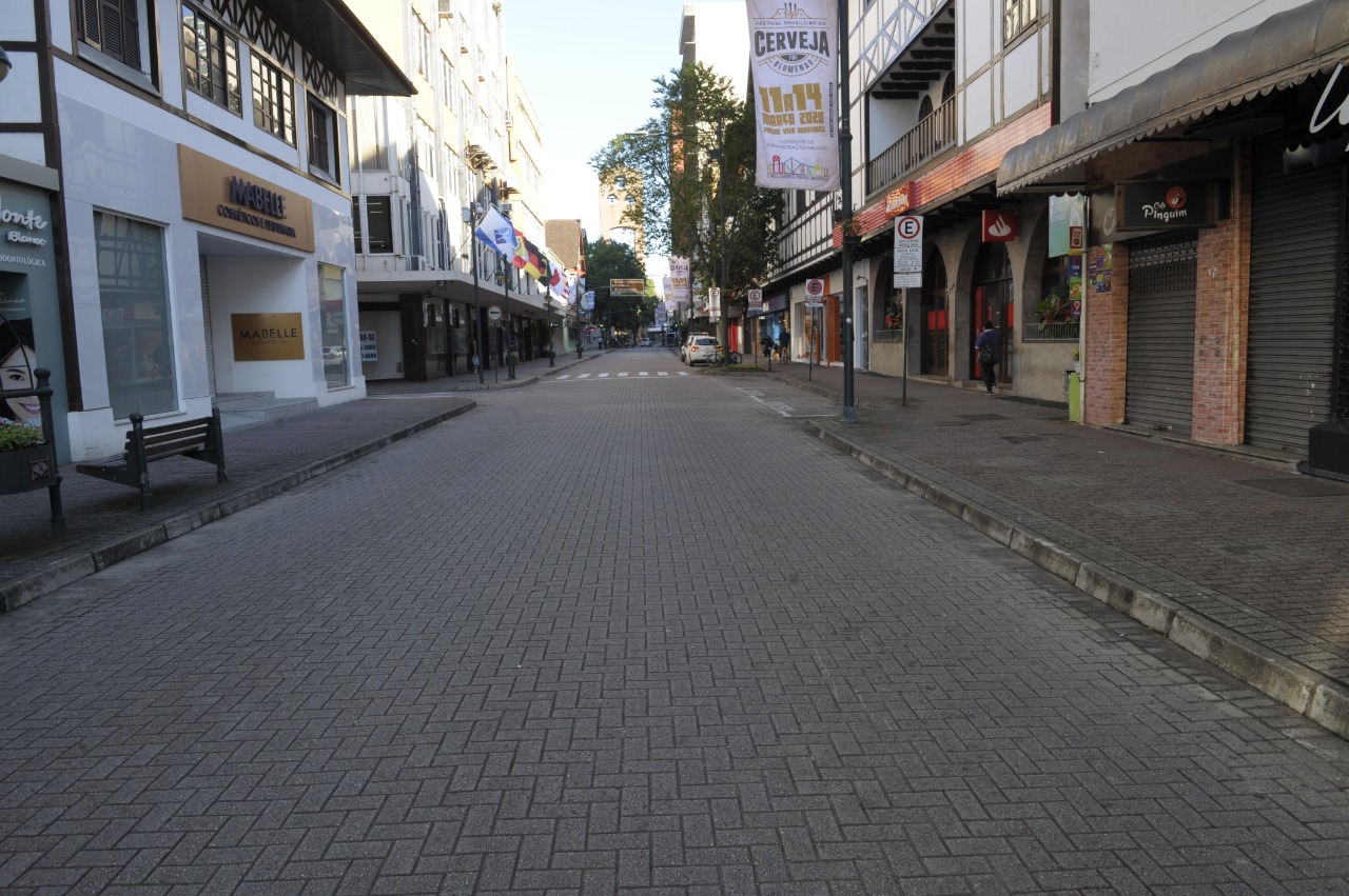 Na Rua XV de Novembro, comércios fechados.