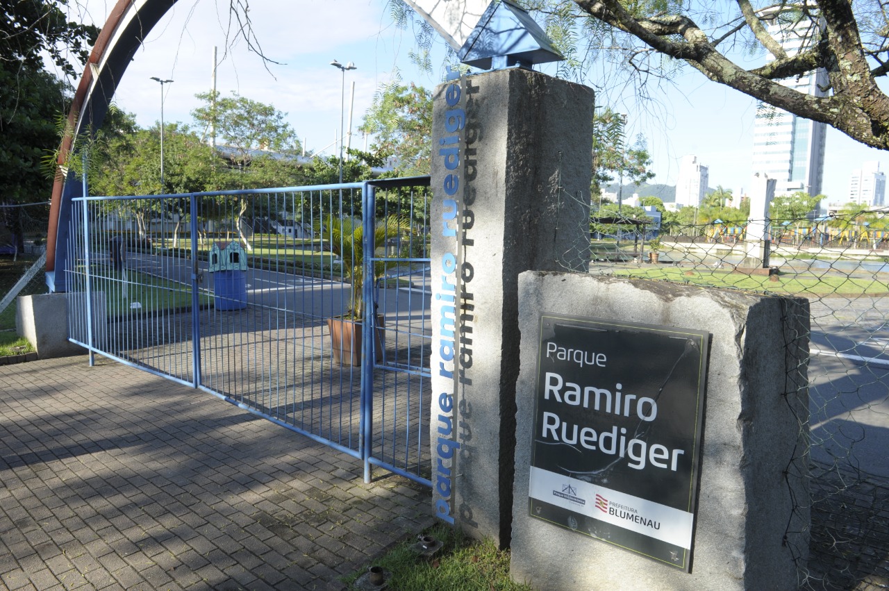 Portões fechados no Parque Ramiro.