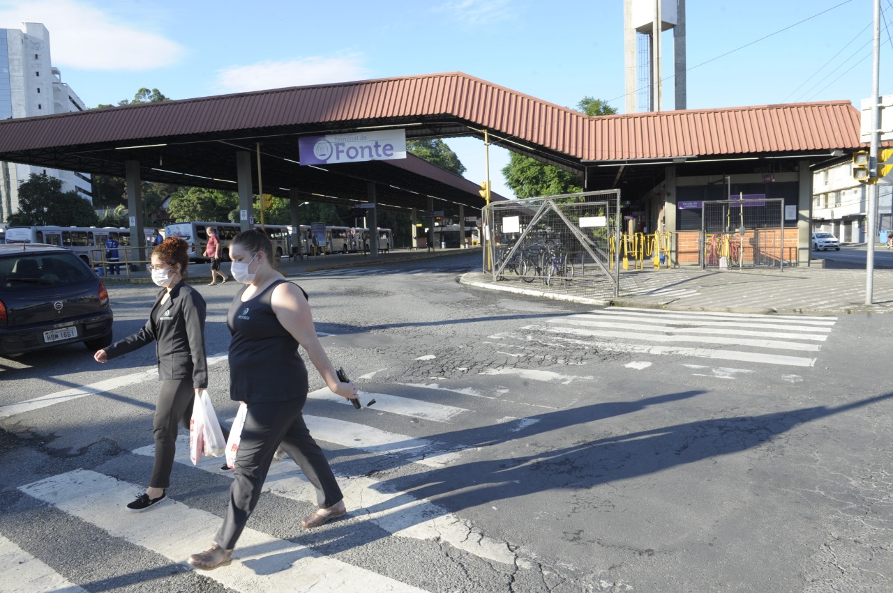 Terminal da Fonte, sem ônibus, ao lado do Hospital Santa Catarina.