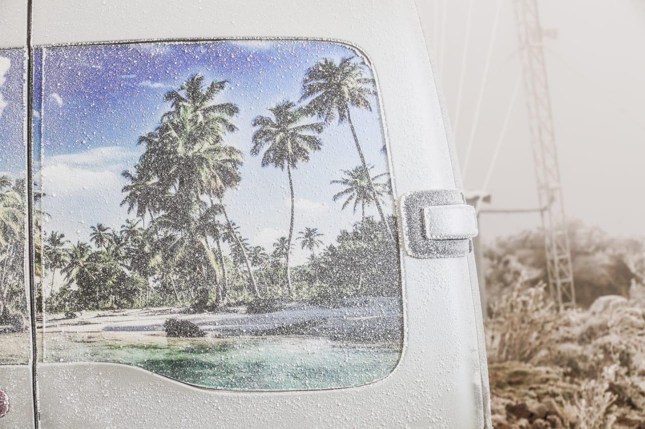 Veículos ficaram cobertos por uma camada branca Diorgenes Pandini