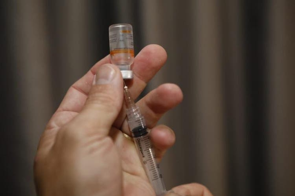 Especialista aponta preocupação com relação entre vacinação e uso de máscaras Especialista aponta preocupação com relação entre vacinação e uso de máscaras