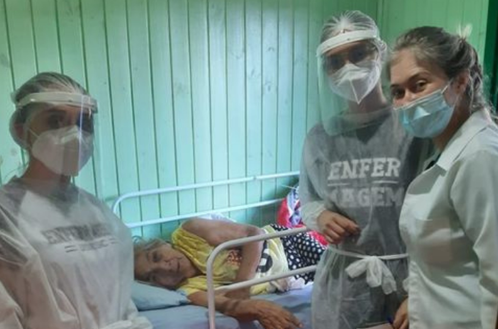 Vacinadoras foram até a casa da idosa para aplicar a primeira dose Vacinadoras foram até a casa da idosa para aplicar a primeira dose