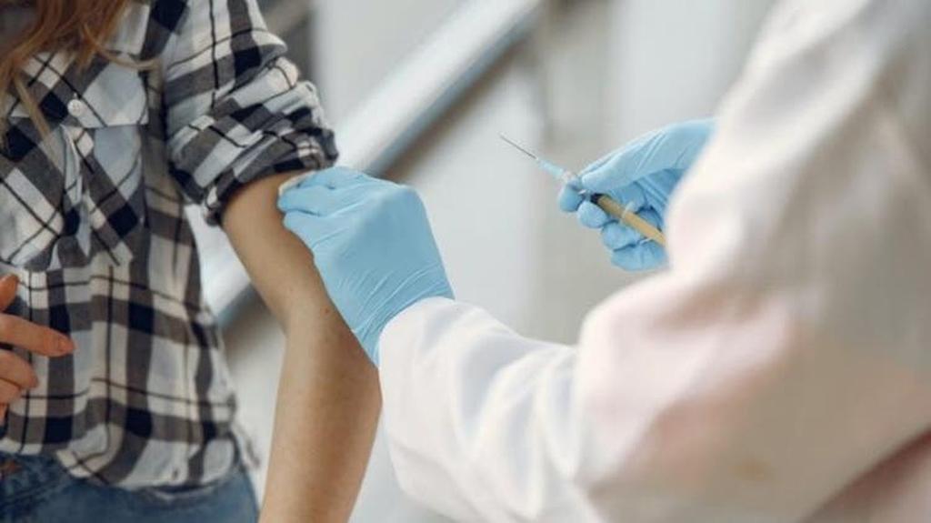 É necessário pensar na vacinação de jovens, aponta pneumologista É necessário pensar na vacinação de jovens, aponta pneumologista