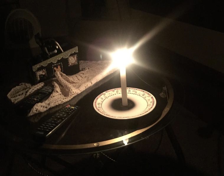 A maioria da população está tendo que se virar com luz de vela, como esta fotografada por Cobalchini sábado, na sua casa, em Caçador Valdir Cobalchini, Divulgação