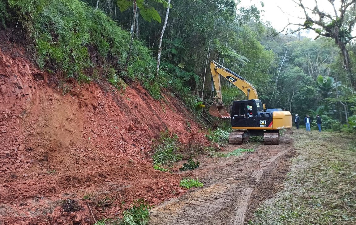 Máquinas estão limpando a via, interditada desde 2008 Máquinas estão limpando a via, interditada desde 2008