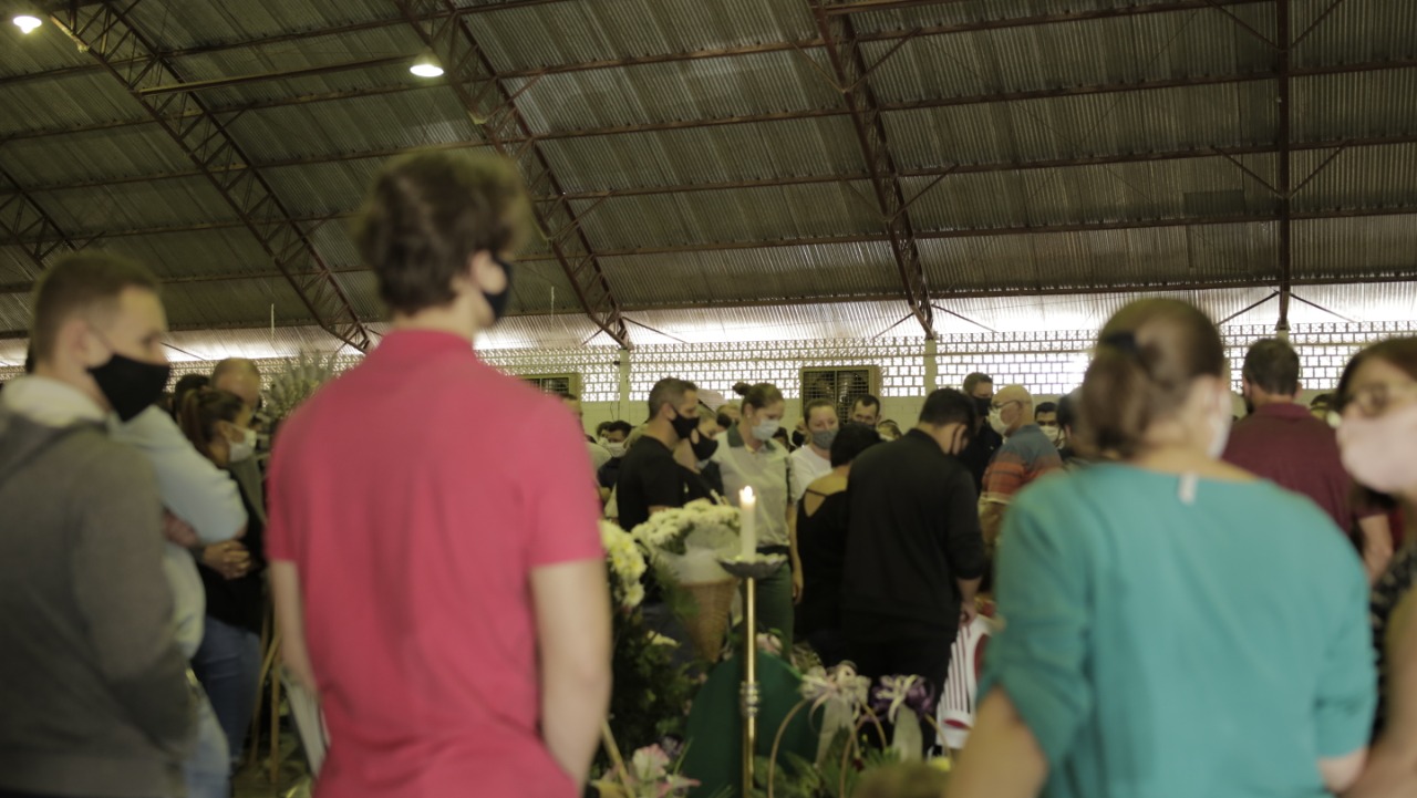 Familiares e moradores se despedem de víimas da tragédia em Saudades Velório Saudades ataque a creche
