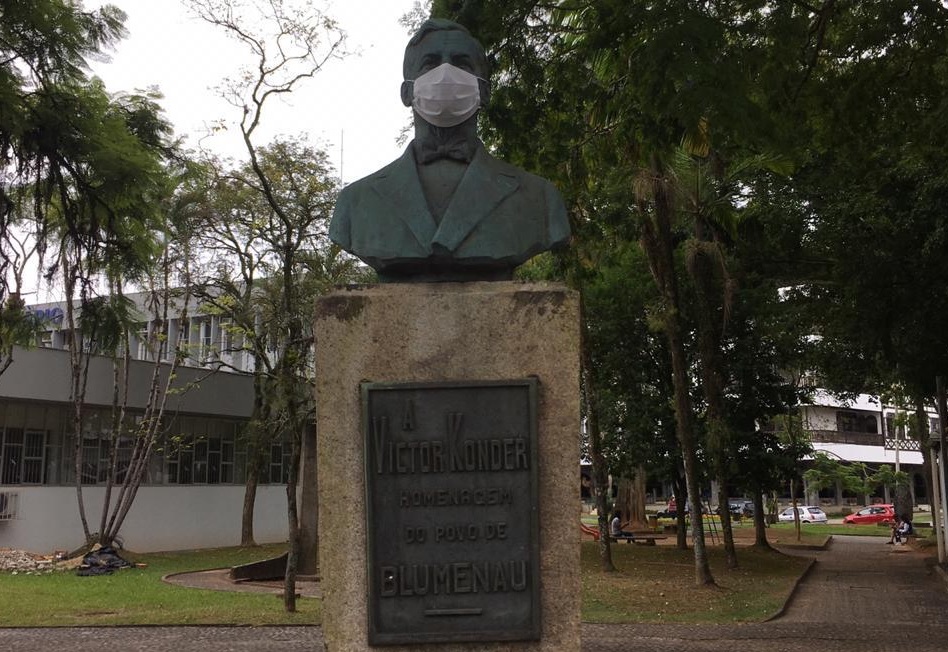 Monumento em homenagem a Victor Konder, próximo à prefeitura Victor Konder