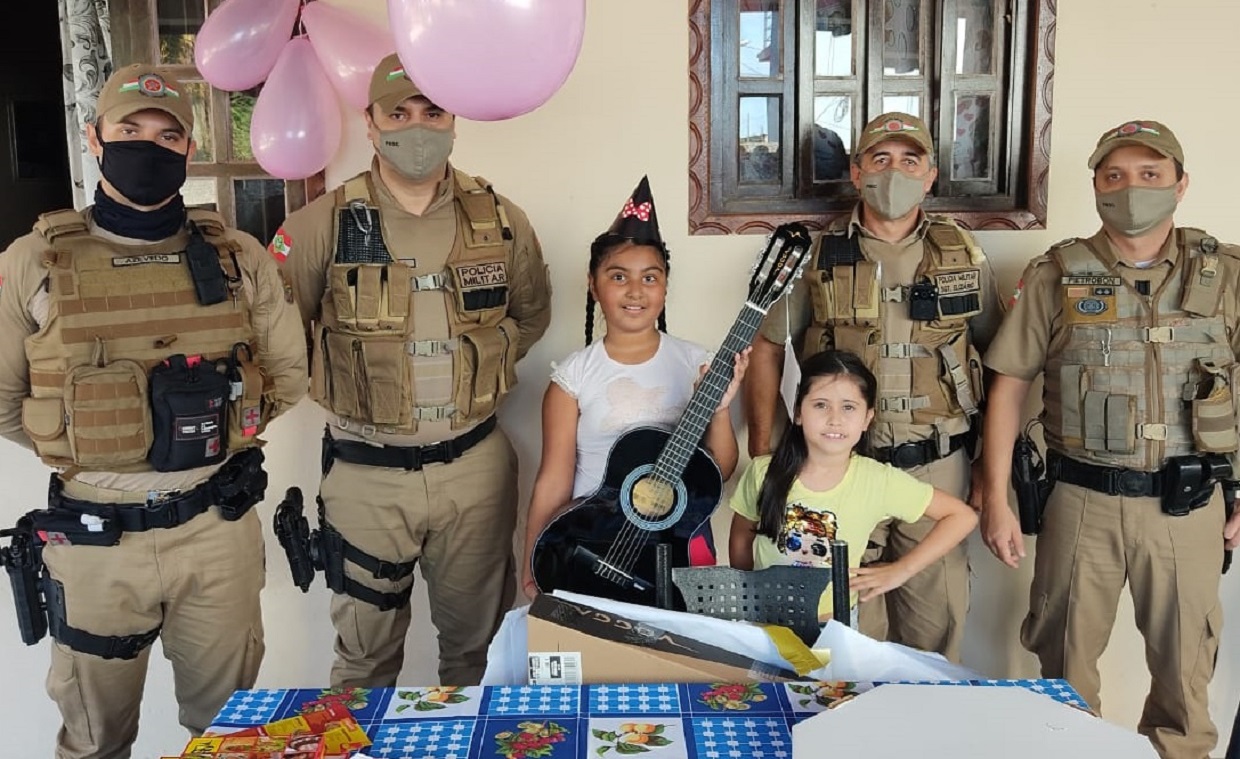 Milena recebeu o violão de presente da PM em festa surpresa Milena recebeu o violão de presente da PM em festa surpresa