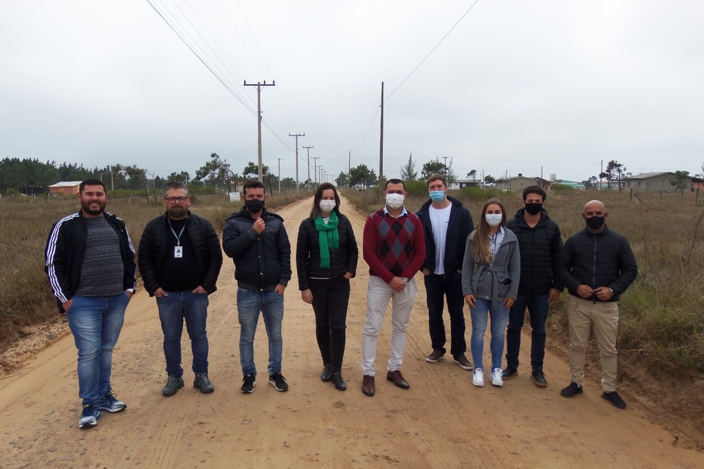 Prefeito Kekinha com técnicos da prefeitura em ponto da futura Caminhos do Mar Prefeito Kekinha com técnicos da prefeitura em ponto da futura Caminhos do Mar