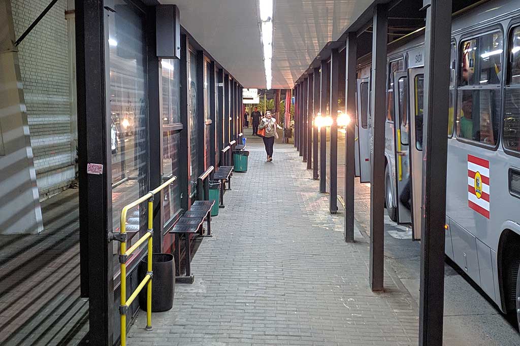 Quinta-feira, 18h56min. Ninguém espera por ônibus na Estação Catedral, uma das mais movimentadas da cidade Estação Catedral