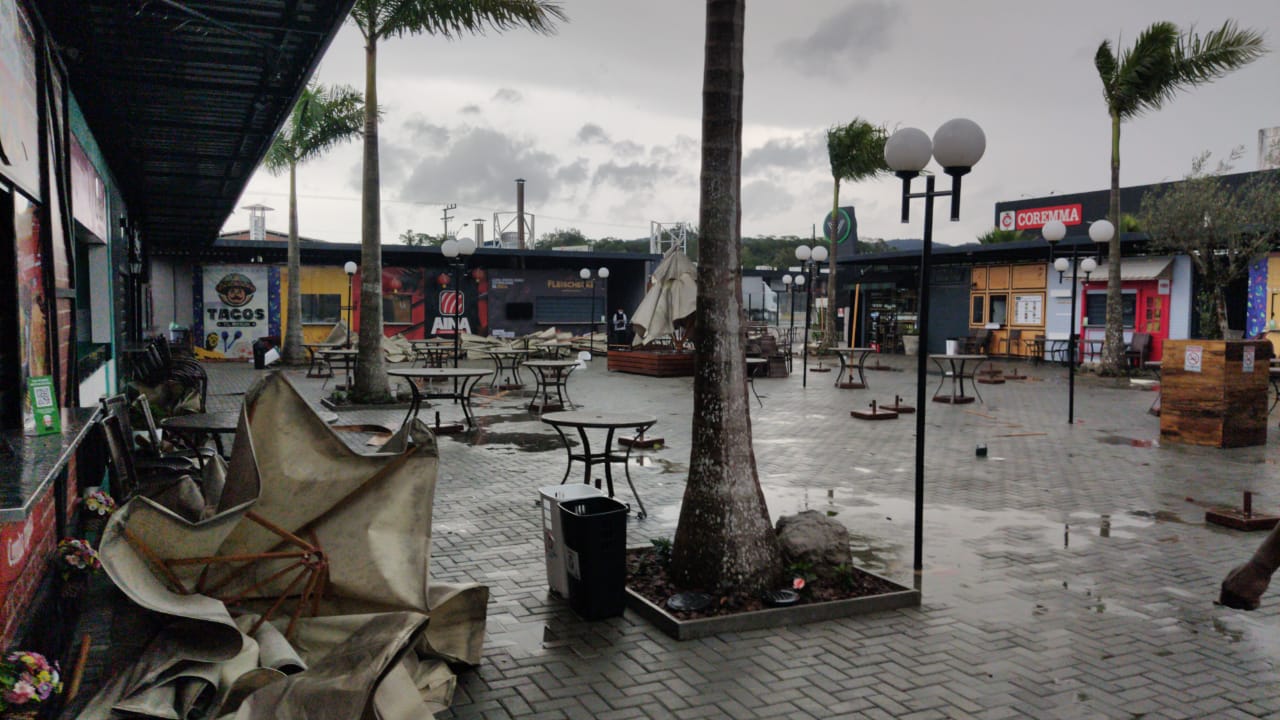 Na Wila Gastronômica, força do vento derrubou ombrelones, mas não houve maiores prejuízos Wila